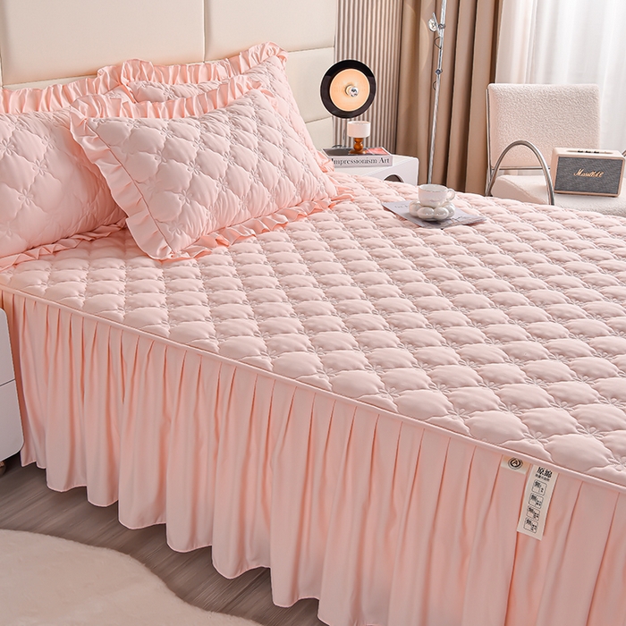 91家纺网 家纺一手货源 找家纺 床笠人家 2025新款亲肤磨毛夹棉床裙 轻柔粉