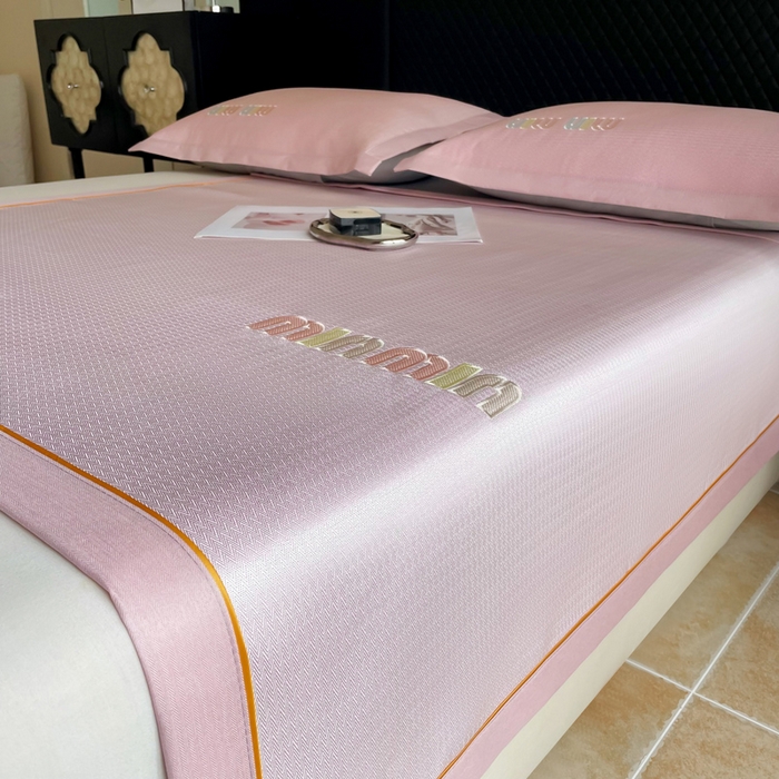 91家纺网 家纺一手货源 找家纺 慕尚家纺 2025新款凉感冰丝大牌miumiu凉席三件套 miu  粉