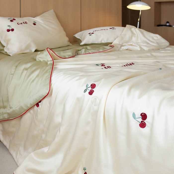 91家纺网 家纺一手货源 找家纺 安莱生活 2024新款莱赛尔天丝绣花夏被四件套-萌神系列 夏被-车厘子