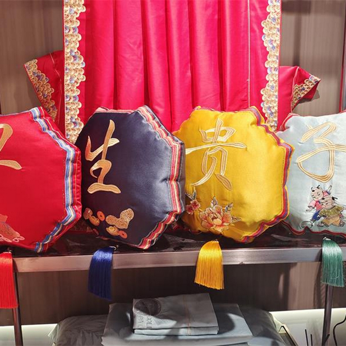 91家纺网 家纺一手货源 找家纺 澜屿 25款早生贵子高精密刺绣流苏婚庆小抱枕头枕芯腰靠枕套