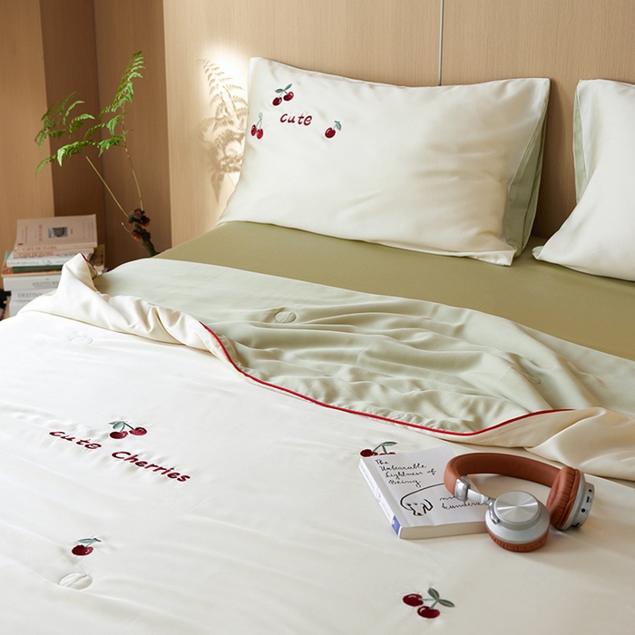 91家纺网 家纺一手货源 找家纺 安莱生活 2024新款莱赛尔天丝绣花夏被四件套-萌神系列 夏被-车厘子