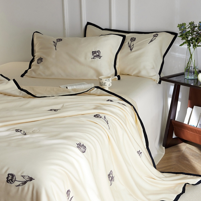 91家纺网 家纺一手货源 找家纺 安莱生活 2024新款莱赛尔天丝绣花夏被四件套-宽边系列 夏被-郁金夜皇后