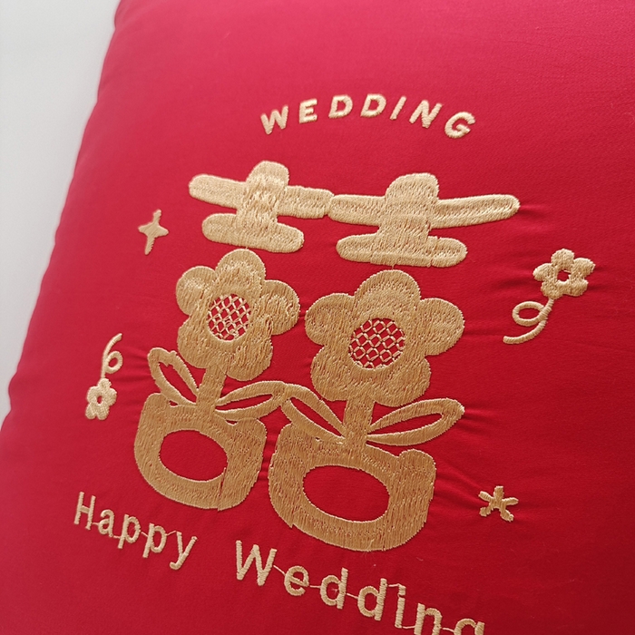 91家纺网 家纺一手货源 找家纺 澜屿 全棉100支婚庆大红刺绣抱枕