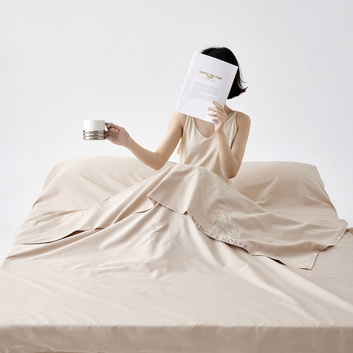 91家纺网 家纺一手货源 找家纺 千朵森 2024新款A类长绒棉刺绣睡袋 漾-杏仁米