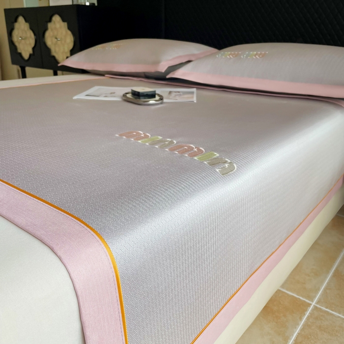 91家纺网 家纺一手货源 找家纺 慕尚家纺 2025新款凉感冰丝大牌miumiu凉席三件套 miu 淡紫