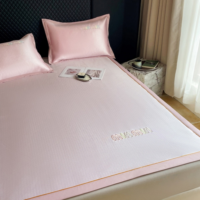 91家纺网 家纺一手货源 找家纺 慕尚家纺 2025新款凉感冰丝大牌miumiu凉席三件套 miu  粉