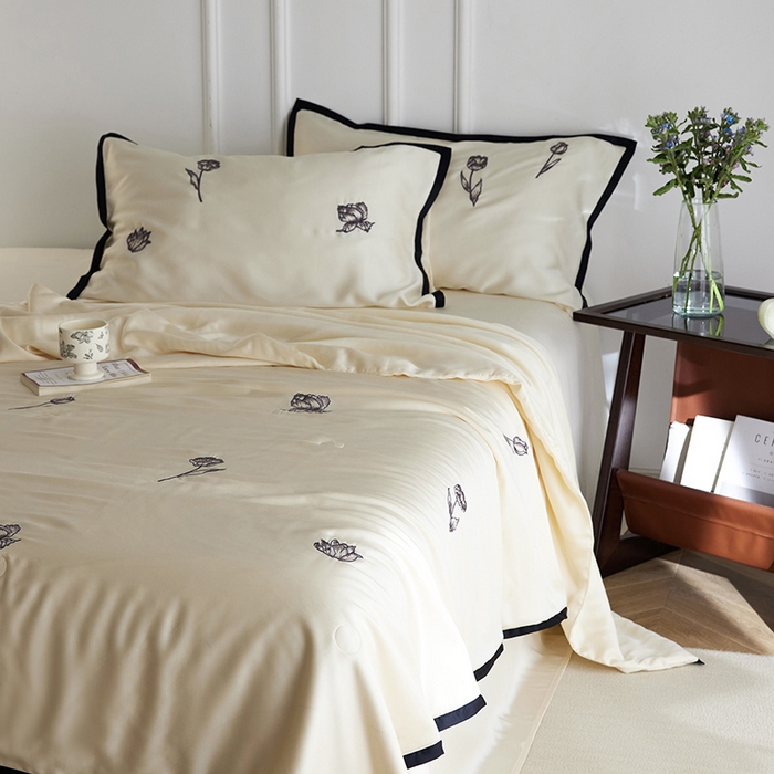 91家纺网 家纺一手货源 找家纺 安莱生活 2024新款莱赛尔天丝绣花夏被四件套-宽边系列 夏被-郁金夜皇后