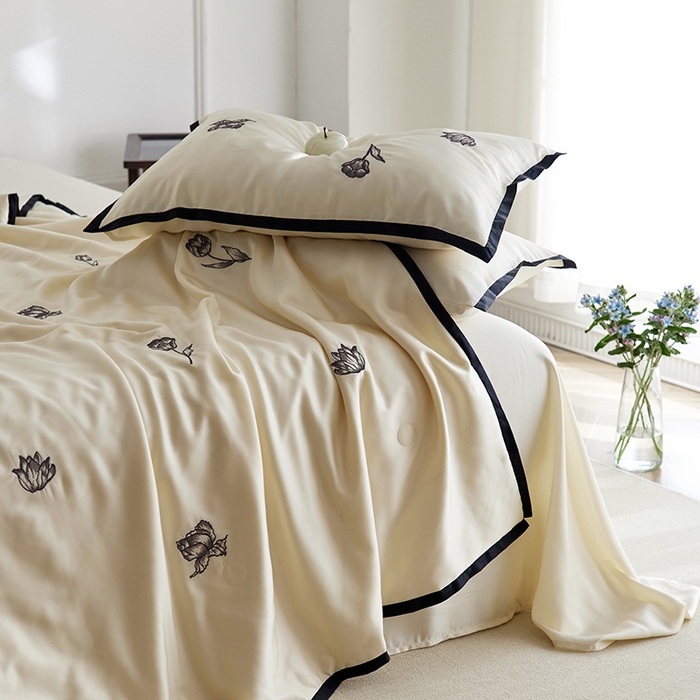91家纺网 家纺一手货源 找家纺 安莱生活 2024新款莱赛尔天丝绣花夏被四件套-宽边系列 夏被-郁金夜皇后