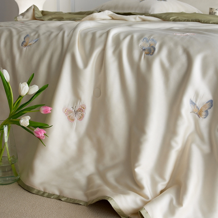 91家纺网 家纺一手货源 找家纺 安莱生活 2024新款莱赛尔天丝绣花夏被四件套-宽边系列 夏被-秘境彩蝶
