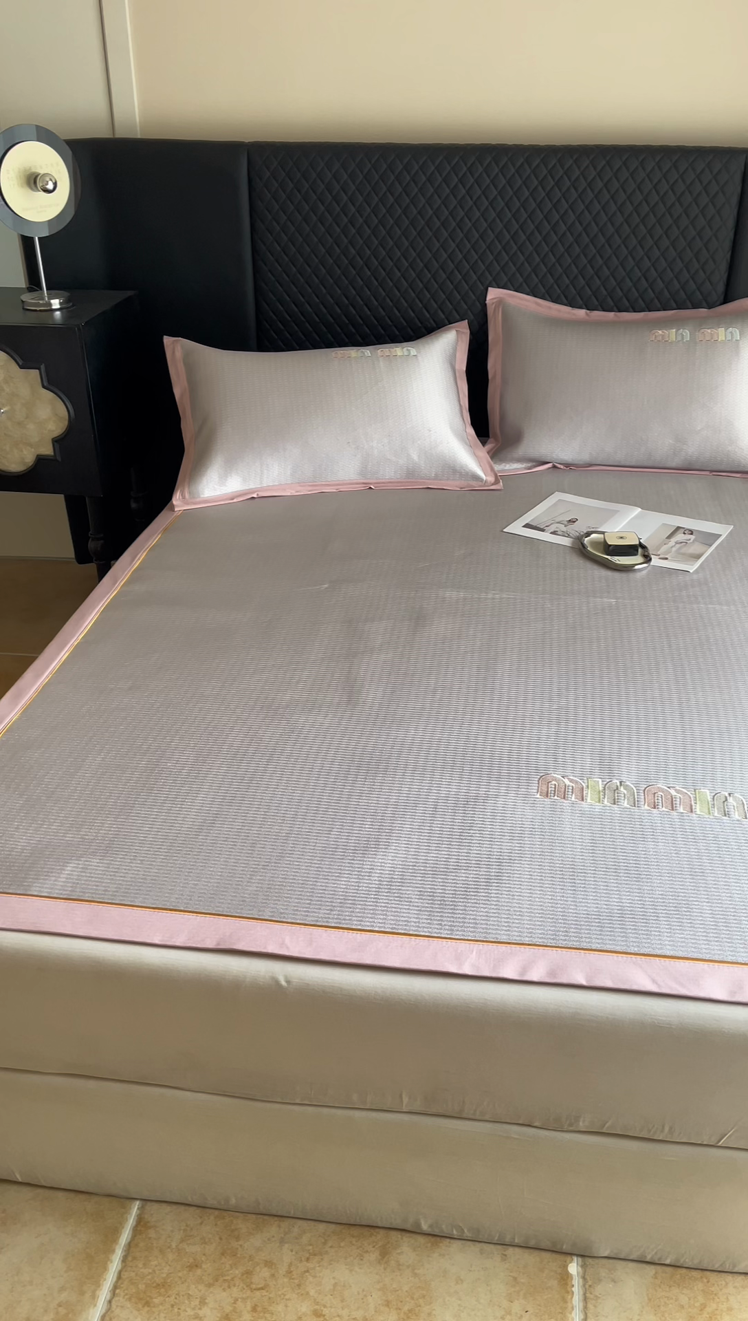 91家纺网 家纺一手货源 找家纺 慕尚家纺 2025新款凉感冰丝大牌miumiu凉席三件套 miu 淡紫