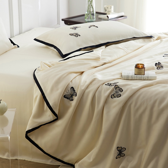 91家纺网 家纺一手货源 找家纺 安莱生活 2024新款莱赛尔天丝绣花夏被四件套-宽边系列 夏被-秘境黑蝶