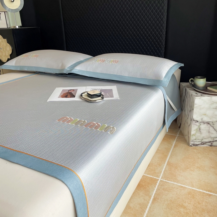 91家纺网 家纺一手货源 找家纺 慕尚家纺 2025新款凉感冰丝大牌miumiu凉席三件套 miu 高级蓝