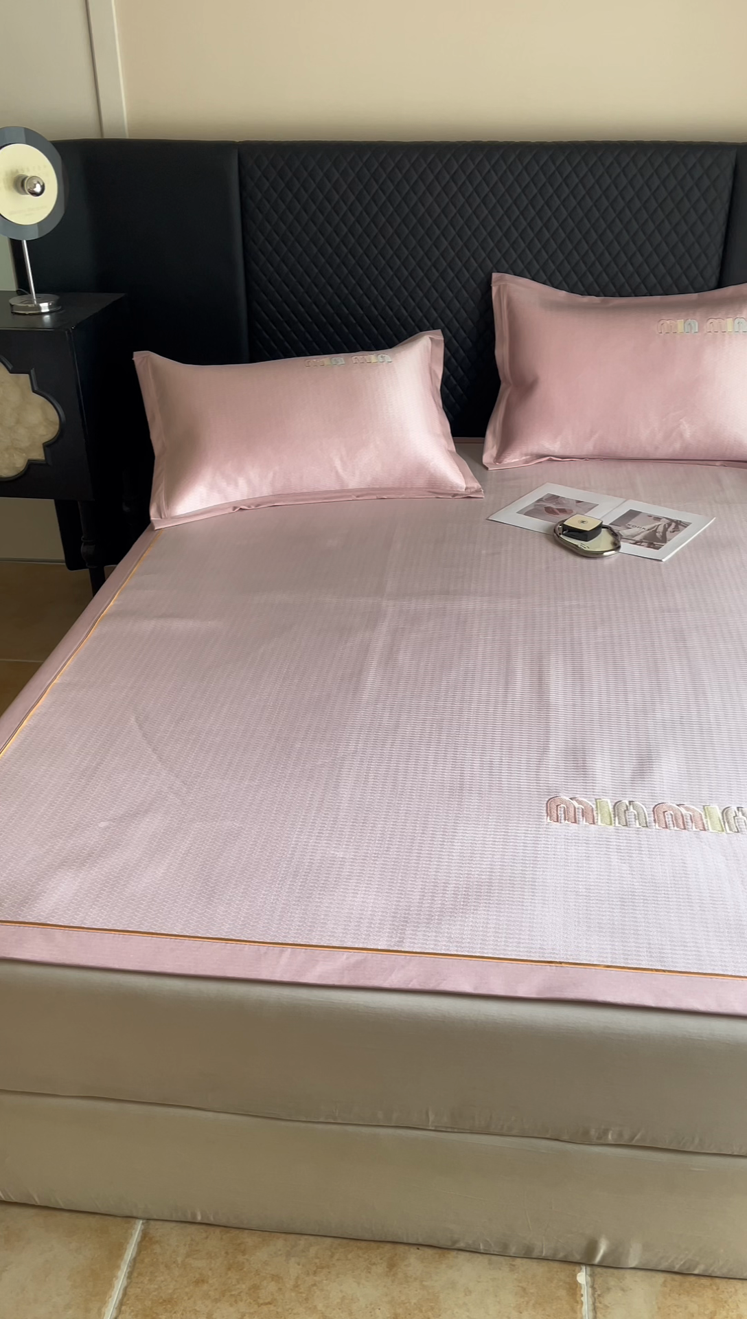 91家纺网 家纺一手货源 找家纺 慕尚家纺 2025新款凉感冰丝大牌miumiu凉席三件套 miu  粉