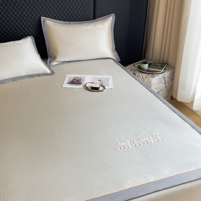 91家纺网 家纺一手货源 找家纺 慕尚家纺 2025新款凉感冰丝大牌miumiu凉席三件套 miu 香槟金