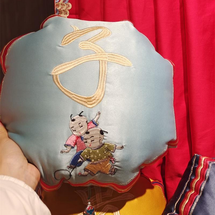 91家纺网 家纺一手货源 找家纺 澜屿 25款早生贵子高精密刺绣流苏婚庆小抱枕头枕芯腰靠枕套