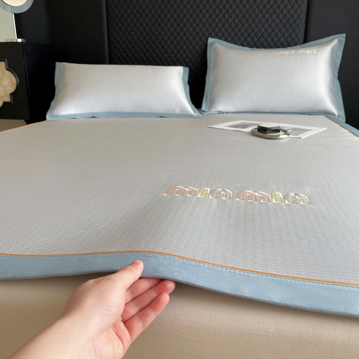 91家纺网 家纺一手货源 找家纺 慕尚家纺 2025新款凉感冰丝大牌miumiu凉席三件套 miu 高级蓝