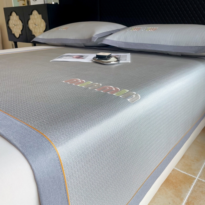 91家纺网 家纺一手货源 找家纺 慕尚家纺 2025新款凉感冰丝大牌miumiu凉席三件套 miu  深灰