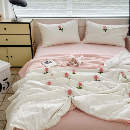 91家纺网 家纺一手货源 找家纺 （总）红嘴企鹅 2025新款华夫格水洗棉毛巾绣泡泡棉夏凉被四件套