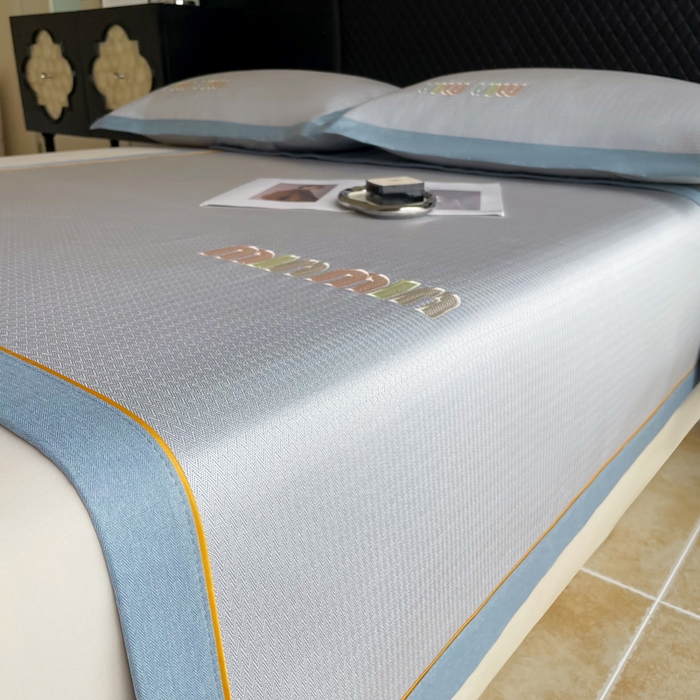 91家纺网 家纺一手货源 找家纺 慕尚家纺 2025新款凉感冰丝大牌miumiu凉席三件套 miu 高级蓝