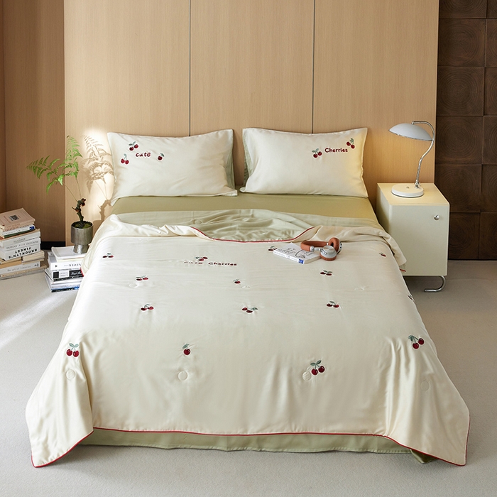 91家纺网 家纺一手货源 找家纺 安莱生活 2024新款莱赛尔天丝绣花夏被四件套-萌神系列 夏被-车厘子