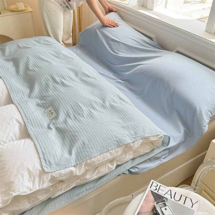 91家纺网 家纺一手货源 找家纺 2024新款60贡缎提花 旅行睡袋场景二自然光 睡袋-提花雅蓝