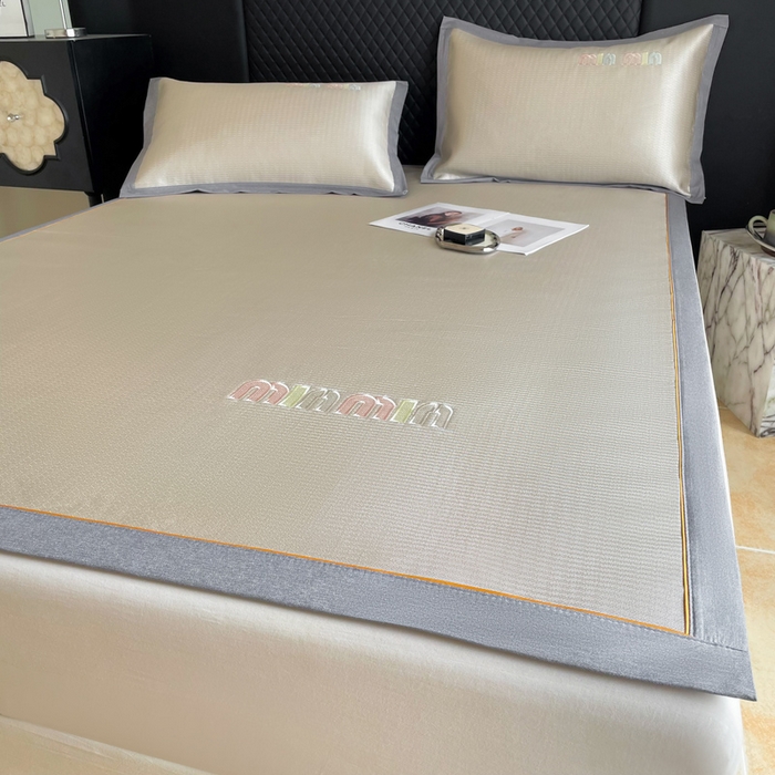 91家纺网 家纺一手货源 找家纺 慕尚家纺 2025新款凉感冰丝大牌miumiu凉席三件套 miu 香槟金