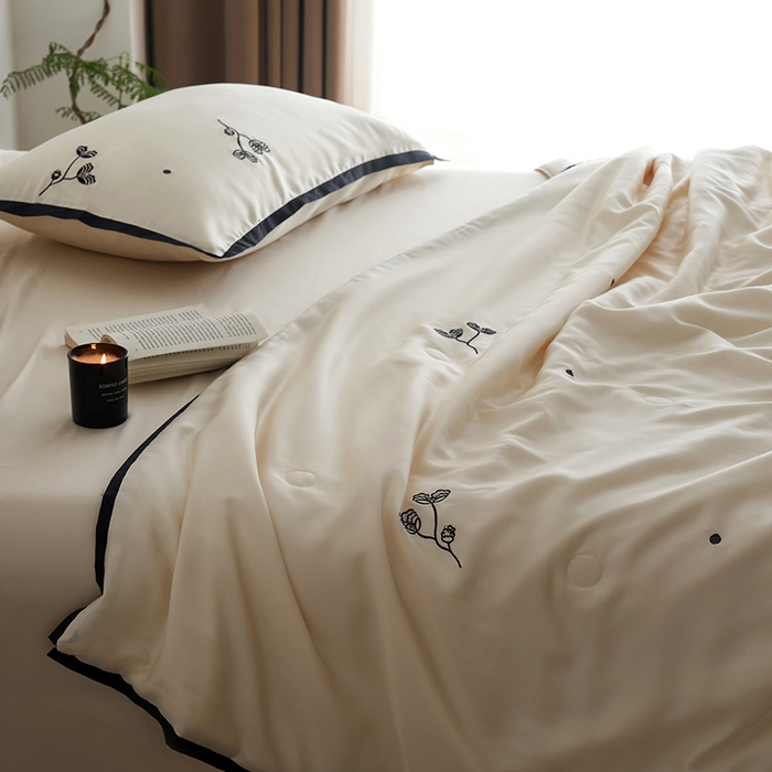 91家纺网 家纺一手货源 找家纺 安莱生活 2024新款莱赛尔天丝绣花夏被四件套-宽边系列 夏被-黑色堇