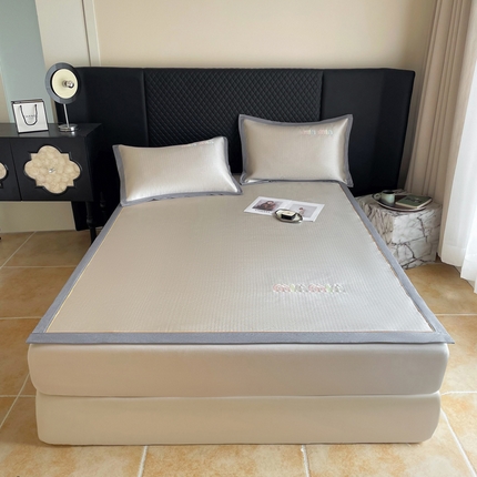 91家纺网 家纺一手货源 找家纺 （总）慕尚家纺 2025新款凉感冰丝大牌miumiu凉席三件套