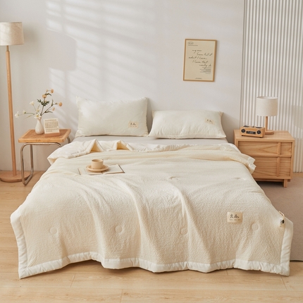 91家纺网 家纺一手货源 找家纺 典冠（有质检）2024爆款7D云柔皱皱纱A类棉小泡良品大豆夏被 奶昔白