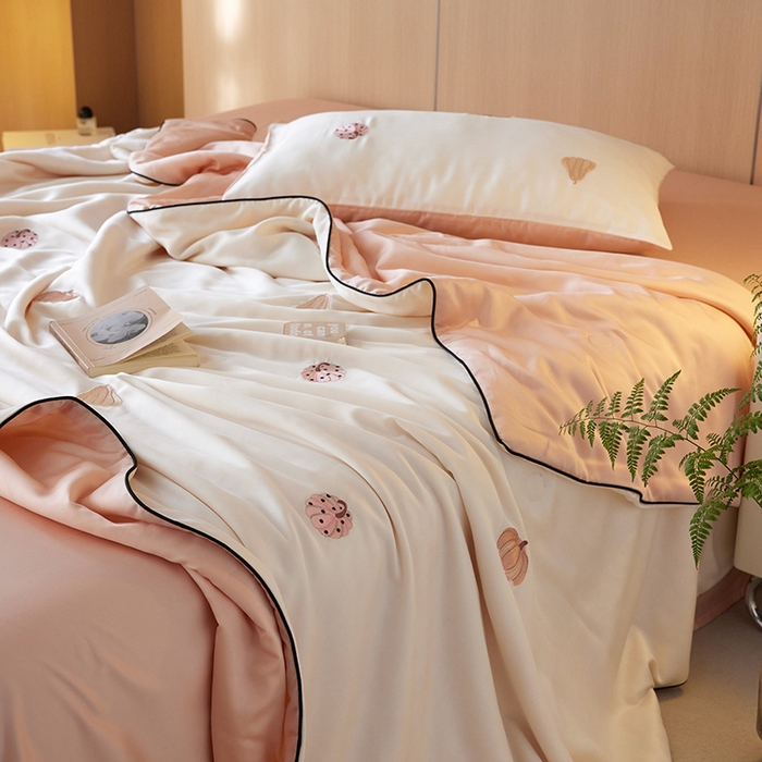 91家纺网 家纺一手货源 找家纺 安莱生活 2024新款莱赛尔天丝绣花夏被四件套-萌神系列 夏被-草间南瓜