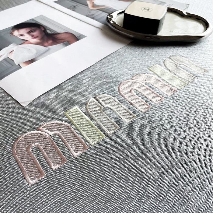 91家纺网 家纺一手货源 找家纺 慕尚家纺 2025新款凉感冰丝大牌miumiu凉席三件套 miu  深灰