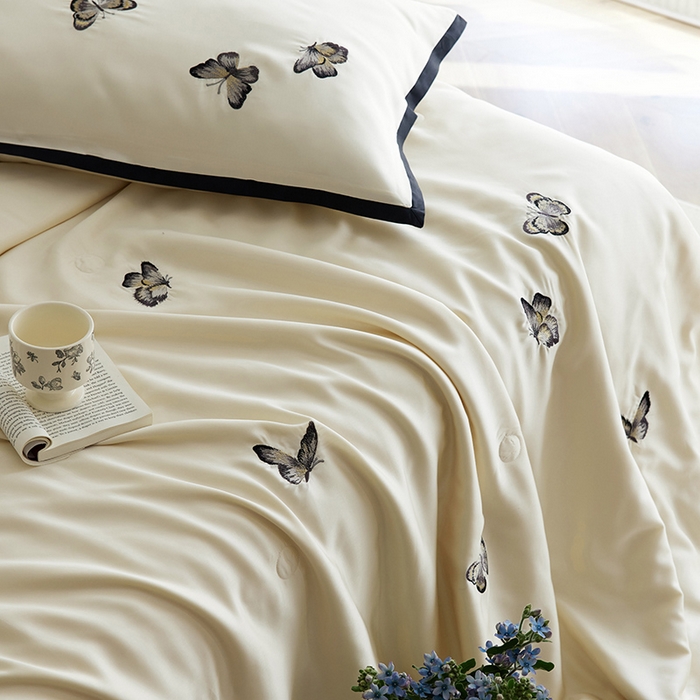 91家纺网 家纺一手货源 找家纺 安莱生活 2024新款莱赛尔天丝绣花夏被四件套-宽边系列 夏被-秘境黑蝶