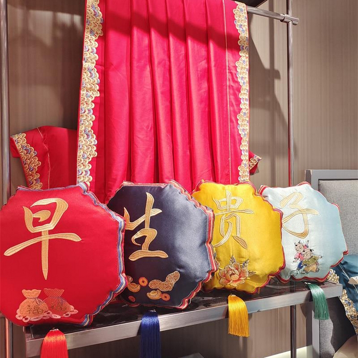 91家纺网 家纺一手货源 找家纺 澜屿 25款早生贵子高精密刺绣流苏婚庆小抱枕头枕芯腰靠枕套