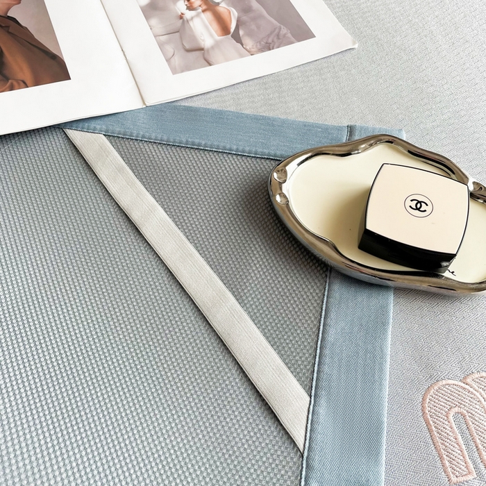 91家纺网 家纺一手货源 找家纺 慕尚家纺 2025新款凉感冰丝大牌miumiu凉席三件套 miu 高级蓝