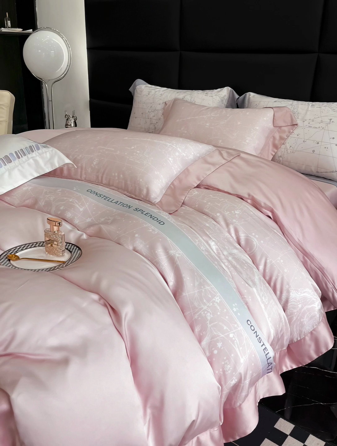 91家纺网 家纺一手货源 找家纺 若未家居2025新款50支兰精天丝轻奢风数码印花套件 狮子座  狮子座 浅粉