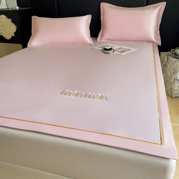 91家纺网 家纺一手货源 找家纺 慕尚家纺 2025新款凉感冰丝大牌miumiu凉席三件套 miu  粉