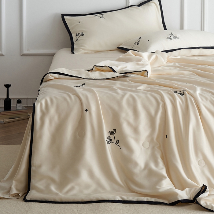 91家纺网 家纺一手货源 找家纺 安莱生活 2024新款莱赛尔天丝绣花夏被四件套-宽边系列 夏被-黑色堇