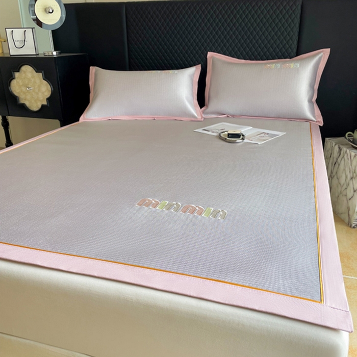 91家纺网 家纺一手货源 找家纺 慕尚家纺 2025新款凉感冰丝大牌miumiu凉席三件套 miu 淡紫