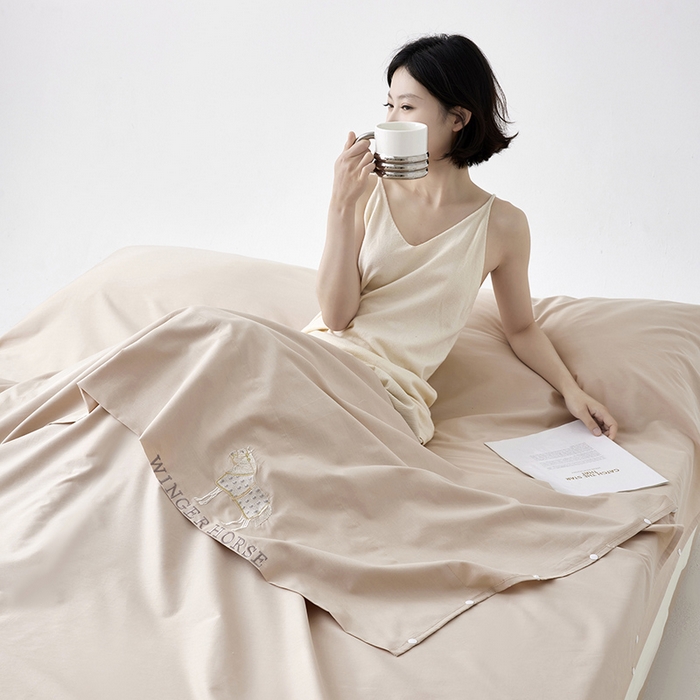 91家纺网 家纺一手货源 找家纺 千朵森 2024新款A类长绒棉刺绣睡袋 漾-杏仁米