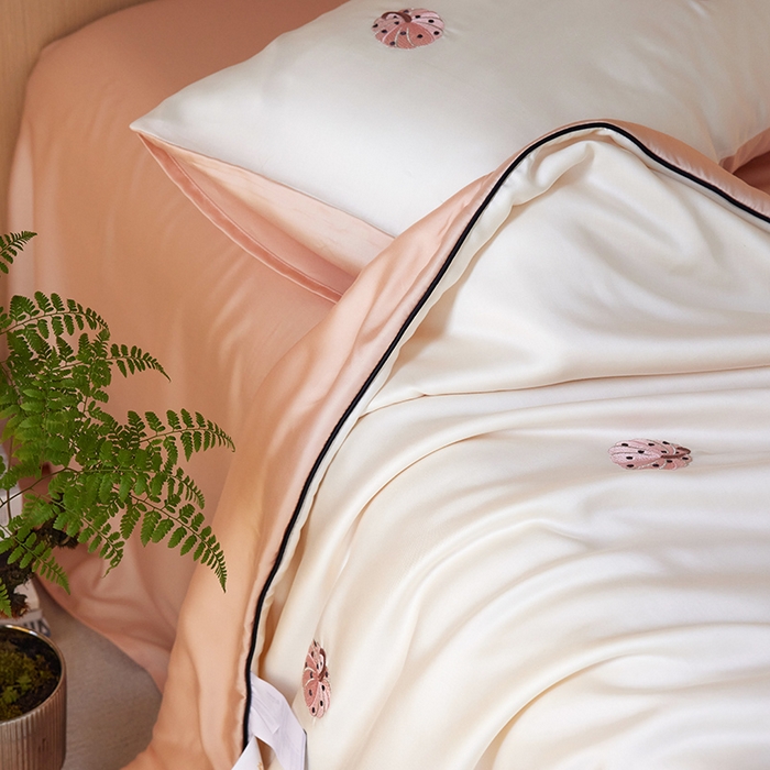 91家纺网 家纺一手货源 找家纺 安莱生活 2024新款莱赛尔天丝绣花夏被四件套-萌神系列 夏被-草间南瓜