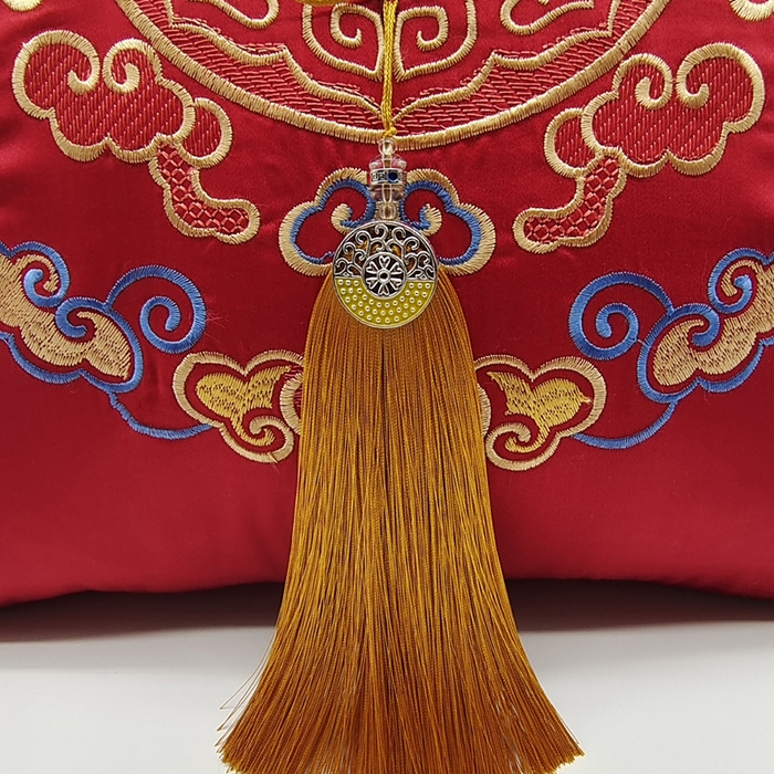 91家纺网 家纺一手货源 找家纺 （总）澜屿 24款全棉100支婚庆大红刺绣工艺流苏小抱枕头枕芯腰靠枕