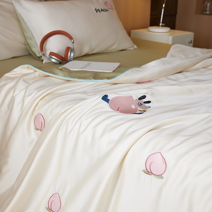 91家纺网 家纺一手货源 找家纺 安莱生活 2024新款莱赛尔天丝绣花夏被四件套-萌神系列 夏被-蜜桃狗