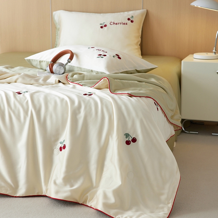 91家纺网 家纺一手货源 找家纺 安莱生活 2024新款莱赛尔天丝绣花夏被四件套-萌神系列 夏被-车厘子