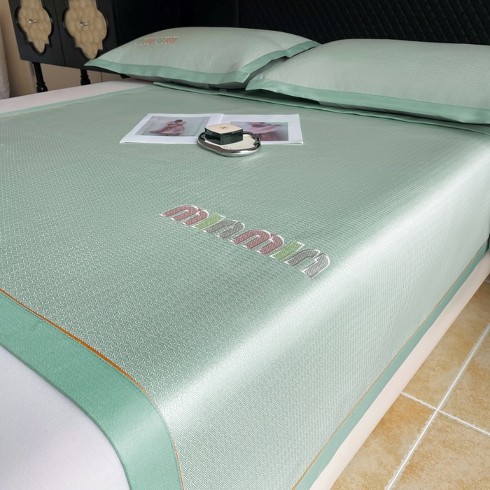 91家纺网 家纺一手货源 找家纺 慕尚家纺 2025新款凉感冰丝大牌miumiu凉席三件套 miu  绿