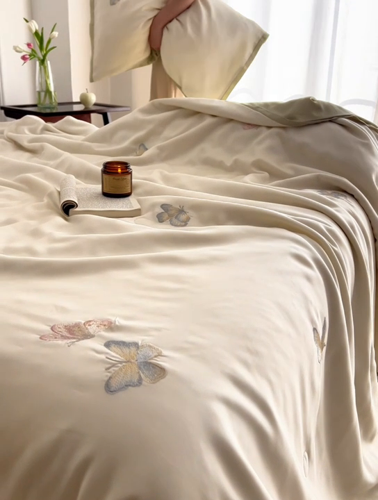 91家纺网 家纺一手货源 找家纺 安莱生活 2024新款莱赛尔天丝绣花夏被四件套-宽边系列 夏被-秘境彩蝶