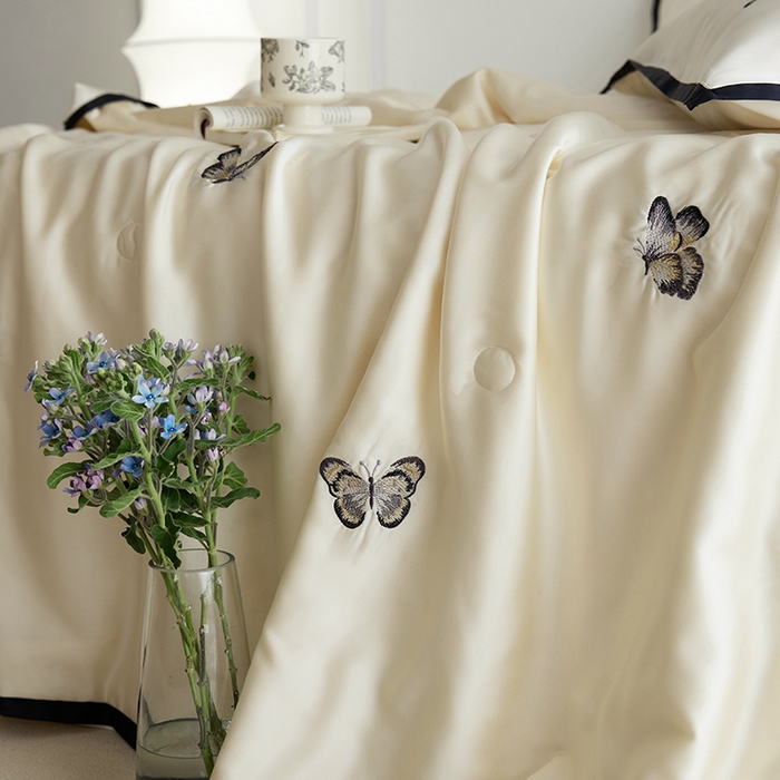 91家纺网 家纺一手货源 找家纺 安莱生活 2024新款莱赛尔天丝绣花夏被四件套-宽边系列 夏被-秘境黑蝶