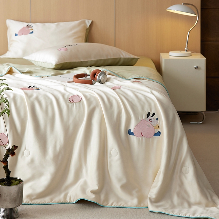 91家纺网 家纺一手货源 找家纺 安莱生活 2024新款莱赛尔天丝绣花夏被四件套-萌神系列 夏被-蜜桃狗