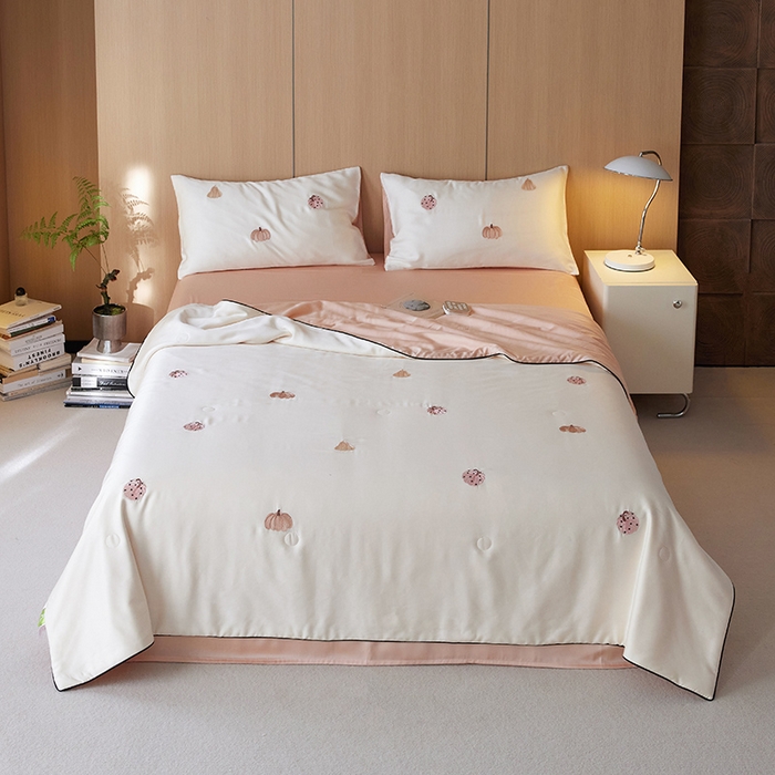 91家纺网 家纺一手货源 找家纺 安莱生活 2024新款莱赛尔天丝绣花夏被四件套-萌神系列 夏被-草间南瓜