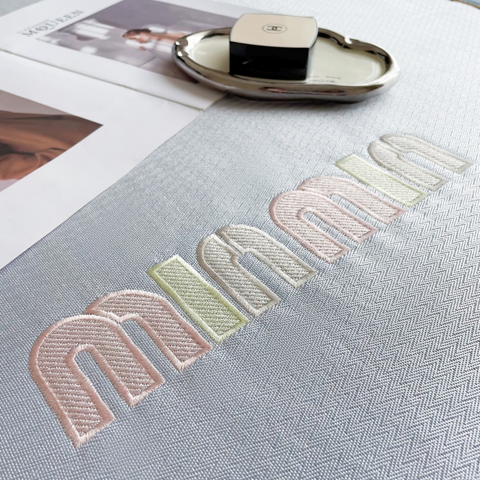 91家纺网 家纺一手货源 找家纺 慕尚家纺 2025新款凉感冰丝大牌miumiu凉席三件套 miu 高级蓝