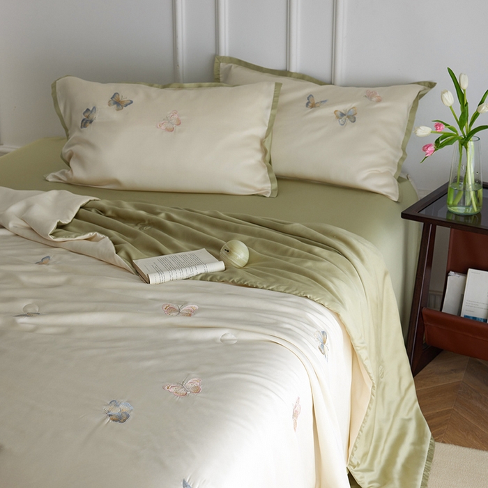 91家纺网 家纺一手货源 找家纺 安莱生活 2024新款莱赛尔天丝绣花夏被四件套-宽边系列 夏被-秘境彩蝶